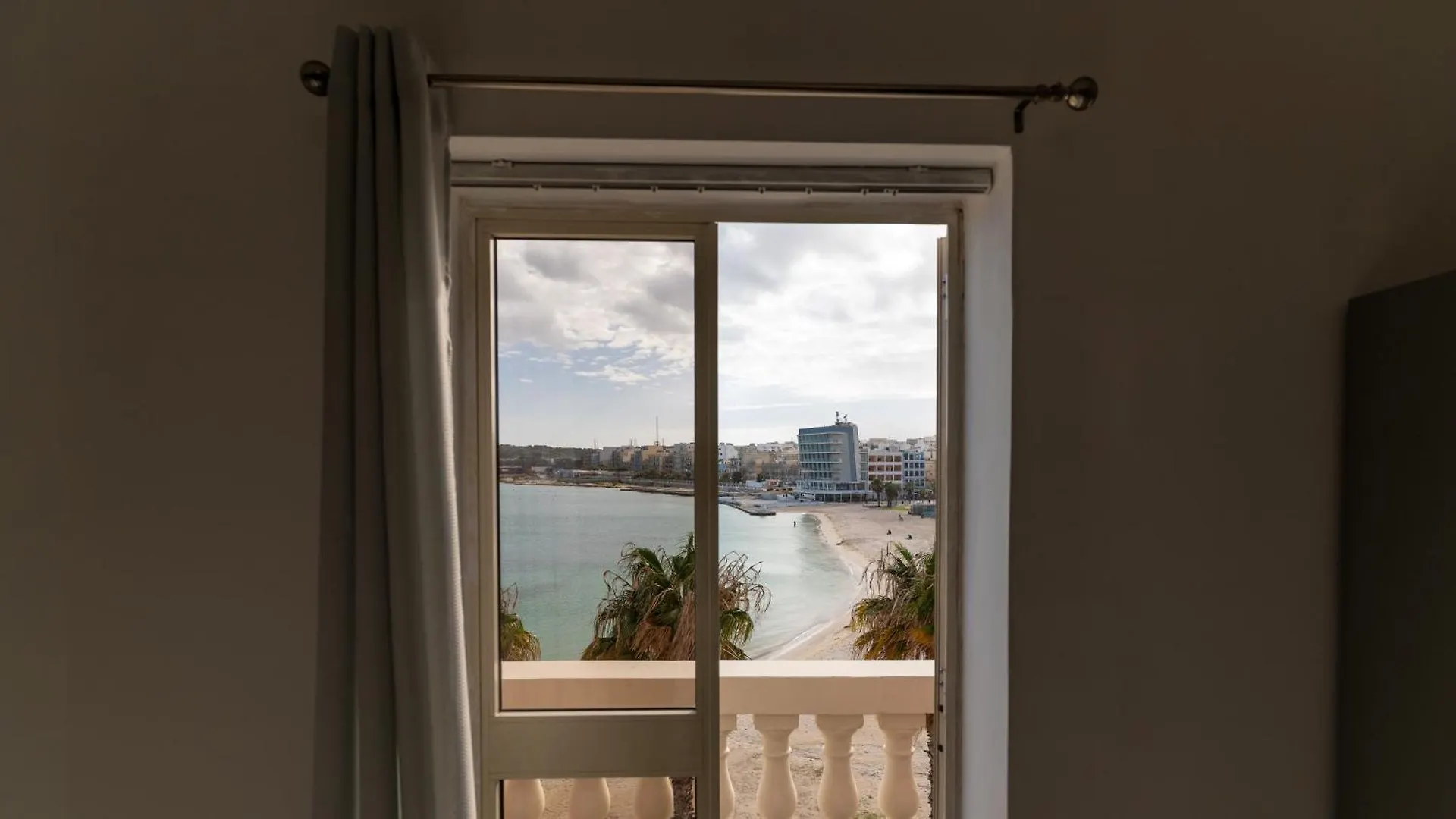 Luxurious Beach Apartment Birżebbuġa